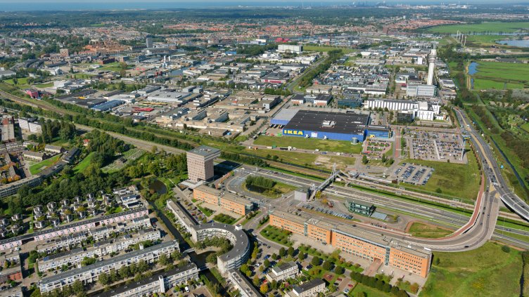 Haarlem, bedrijventerrein Waarderpolder, met station Haarlem Spaarnwoude en Ikea en de N200
© 23 sept 2017  Marco van Middelkoop/Aerophoto-Schiphol 