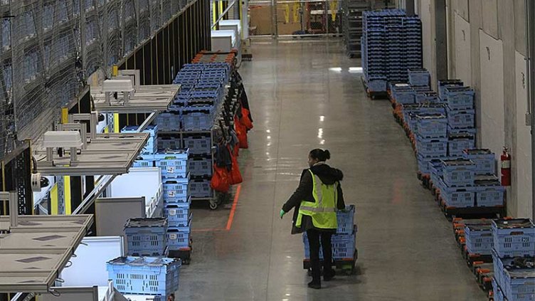 A woman working in the smart warehouses
