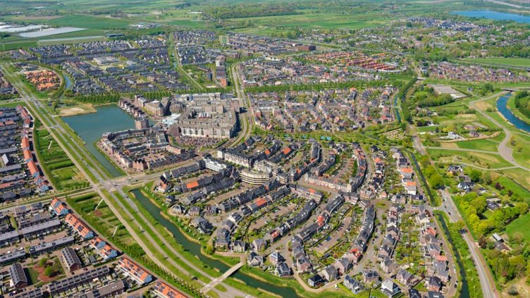 Vleuten De Meern, Vinexwijk. Wijk Vleuterweide met o.a. winkelcentrum Vleuterweide links de Landschapsbaan en rechts de Europaweg. (c) 28 april 2022 Aerophoto-Schiphol | luchtfoto 307981