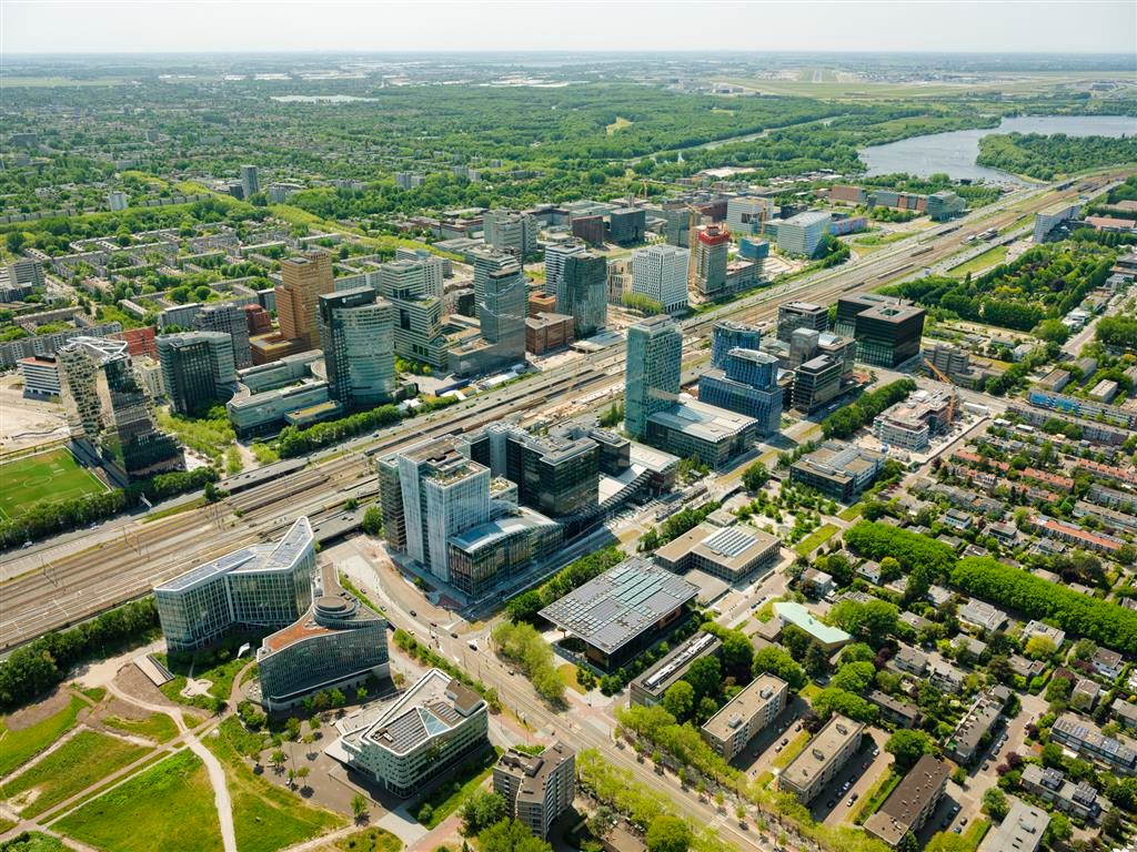 Amsterdam, Zuidas met de deelgebieden Beethoven en Strawinsky en Parnas, zuid van de A10 Mahler en Kenniskwartier. (c) 4 juni 2023 Aerophoto-Schiphol | luchtfoto 309828