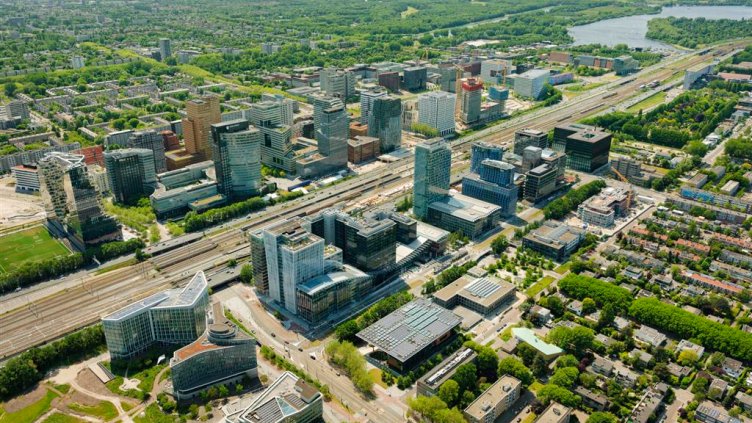 Amsterdam, Zuidas met de deelgebieden Beethoven en Strawinsky en Parnas, zuid van de A10 Mahler en Kenniskwartier. (c) 4 juni 2023 Aerophoto-Schiphol | luchtfoto 309828